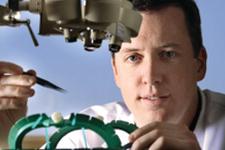心脏病专家詹姆斯·布莱克使用显微镜和其他仪器.